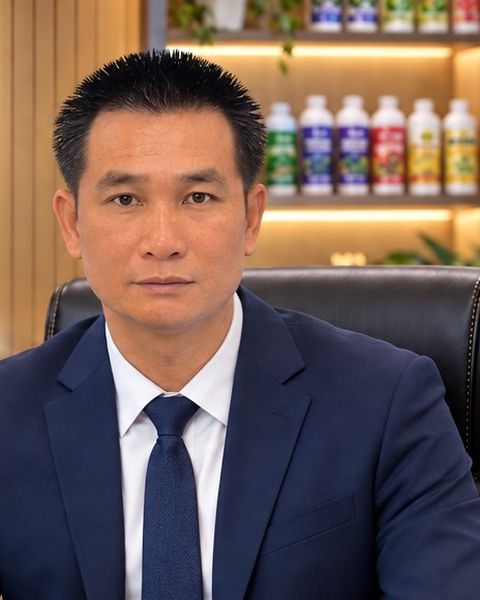คุณเดชธนวัฒน์ ทัศนเจริญชัยกุล (คุณวัฒน์) ประธานกรรมการ